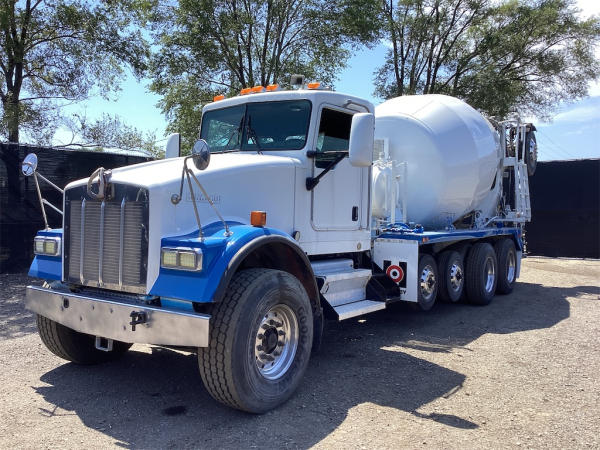 Photo of a 2005 Kenworth W900