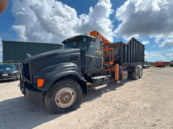 2006 Mack CV713