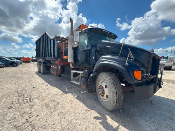 2006 Mack CV713