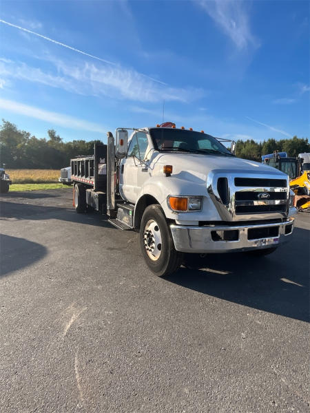2011 Ford F750 4X2