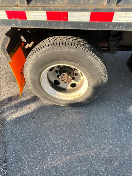 2011 Ford F750 4X2