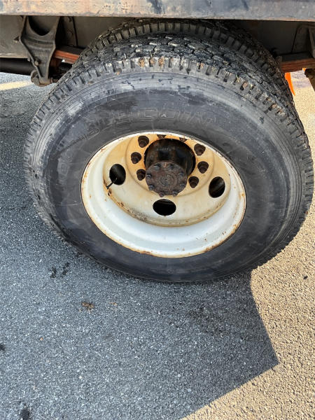 2011 Ford F750 4X2