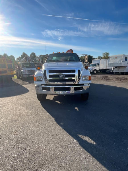 2011 Ford F750 4X2