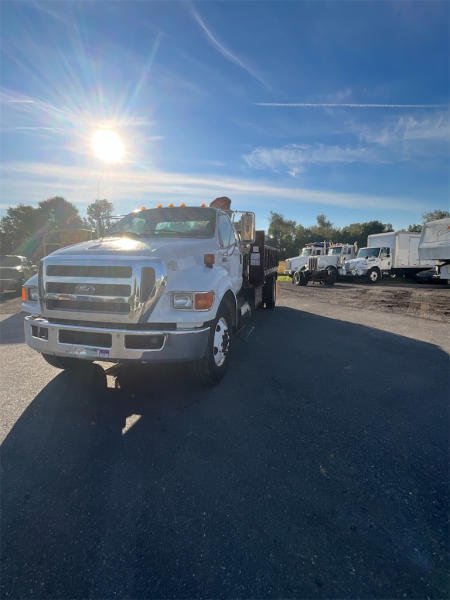2011 Ford F750 4X2