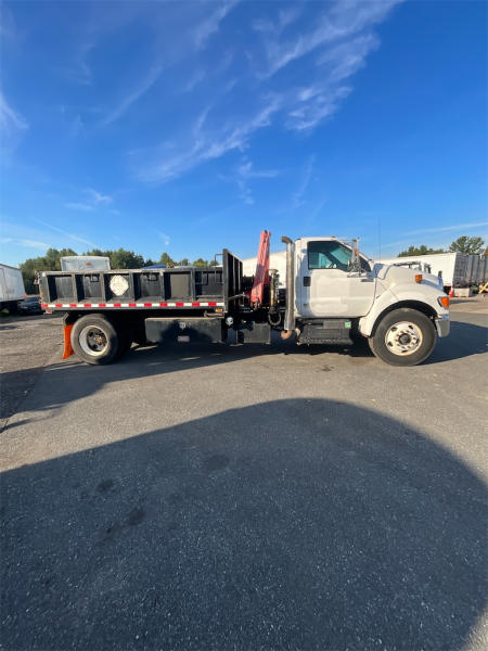 2011 Ford F750 4X2