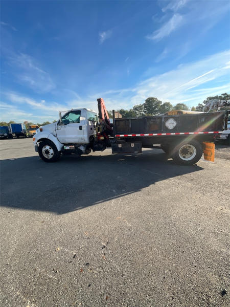 2011 Ford F750 4X2