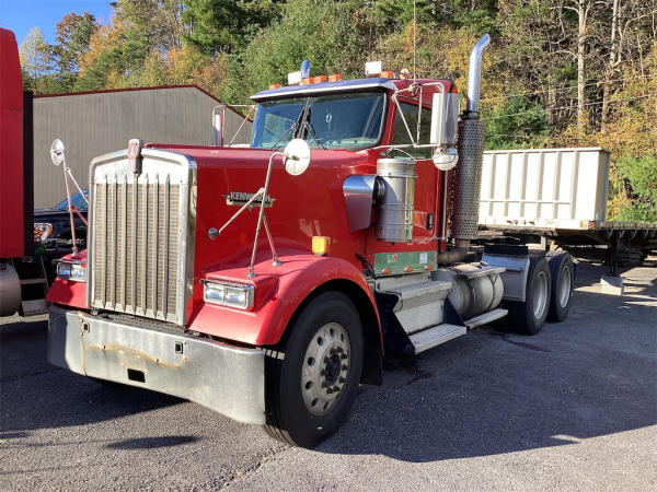 Photo of a 2005 Kenworth W900