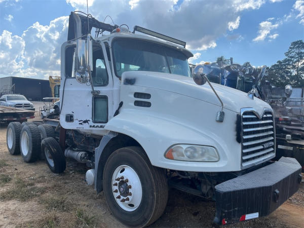 Photo of a 2013 Mack CXU613