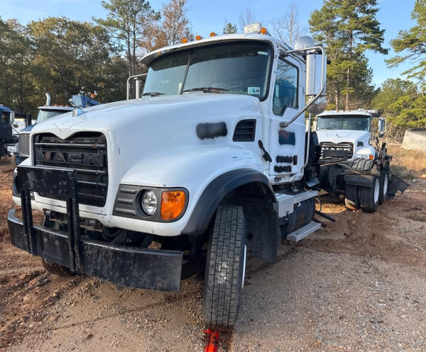 Photo of a 2007 Mack CV713