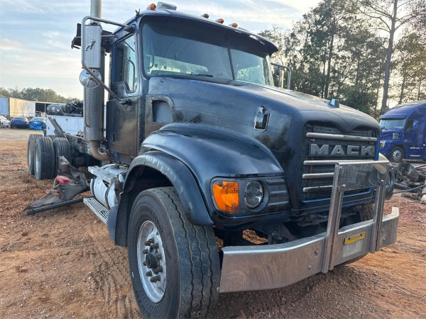 Photo of a 2006 Mack CV713