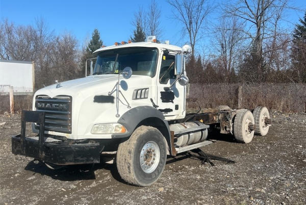 Photo of a 2010 Mack GU813