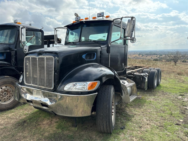 Photo of a 2013 Peterbilt 382