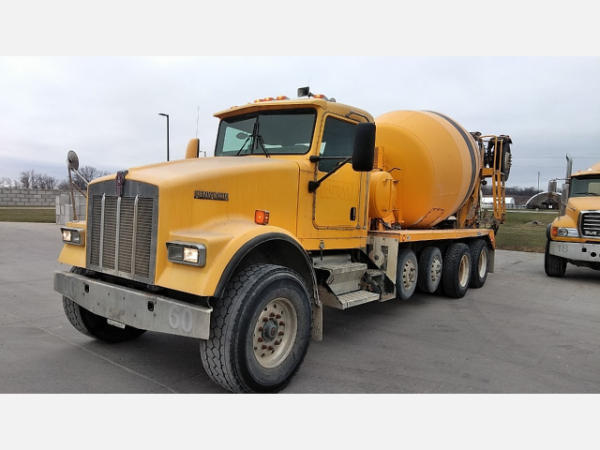 Photo of a 2004 Kenworth W900