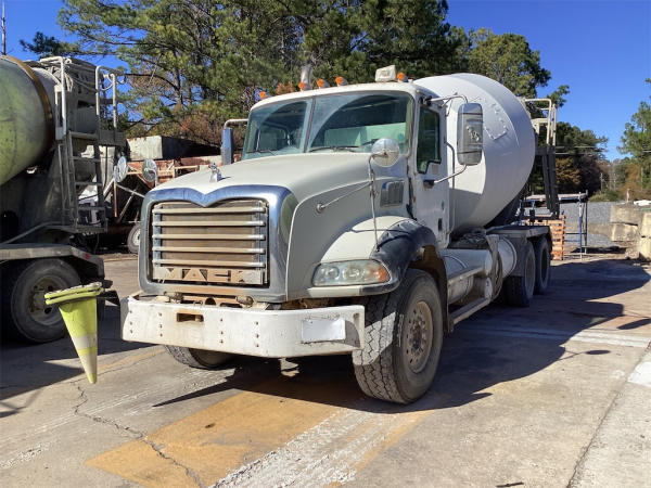 Photo of a 2014 Mack GU813