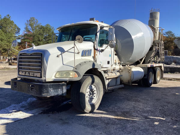 Photo of a 2015 Mack GU813