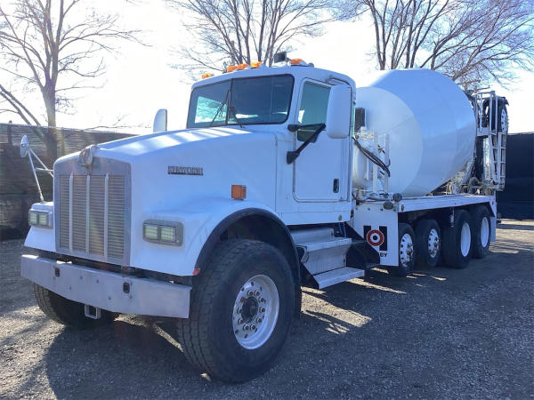 Photo of a 2005 Kenworth W900