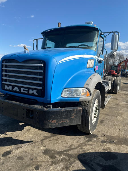 Photo of a 2009 Mack GU813