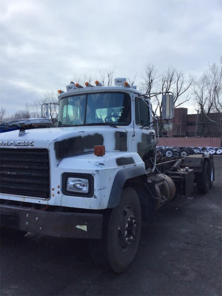 Photo of a  Mack RD688S