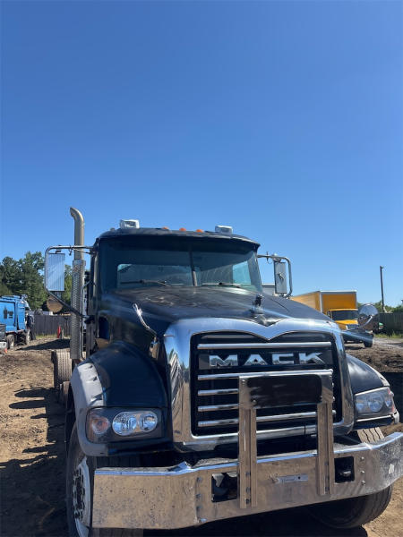 Photo of a 2013 Mack GU713