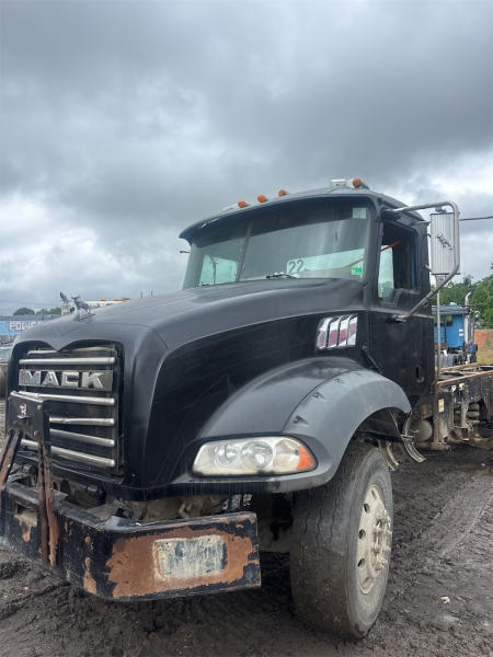 Photo of a 2015 Mack GU813