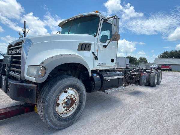 2011 Mack GU713