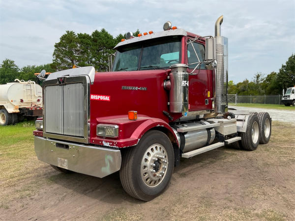 Photo of a 2003 Western Star 4900
