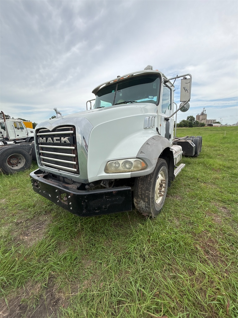 Photo of a 2011 Mack GU613