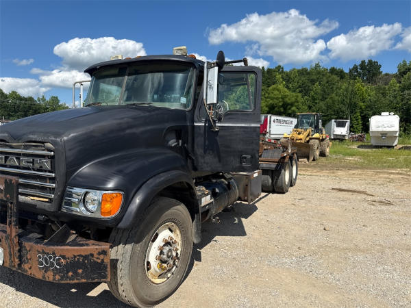 Photo of a 2006 Mack CV713