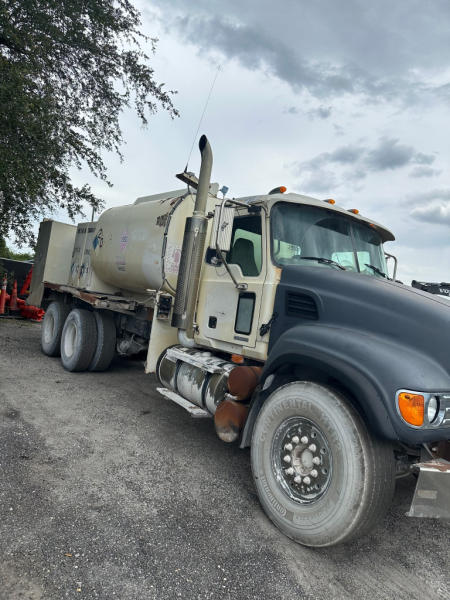 Photo of a 2005 Mack CV713