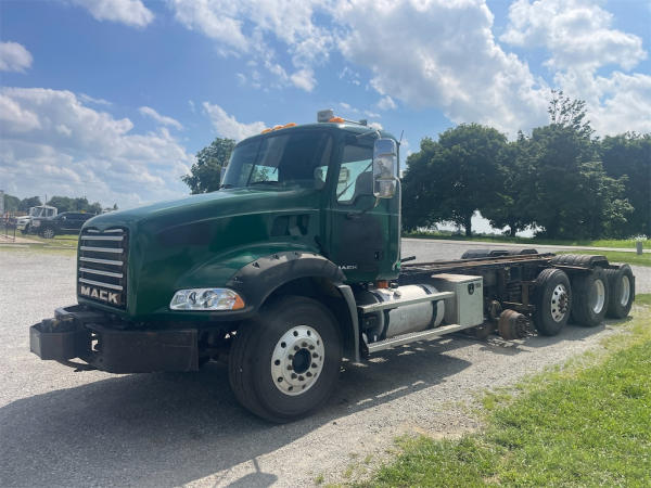 Photo of a 2010 Mack GU813