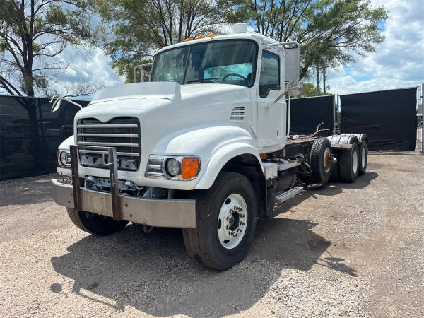 Photo of a 2005 Mack CV713