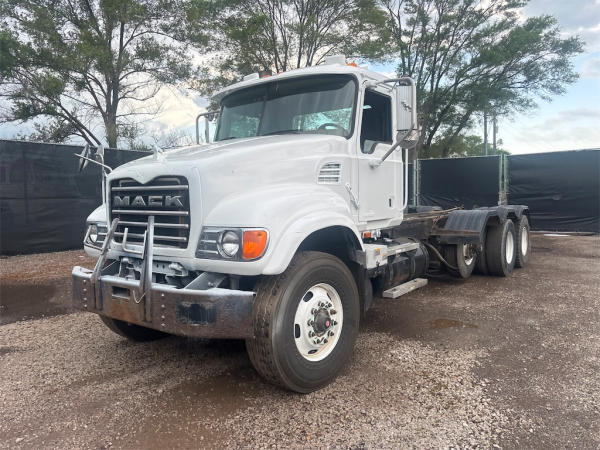 Photo of a 2007 Mack CV713