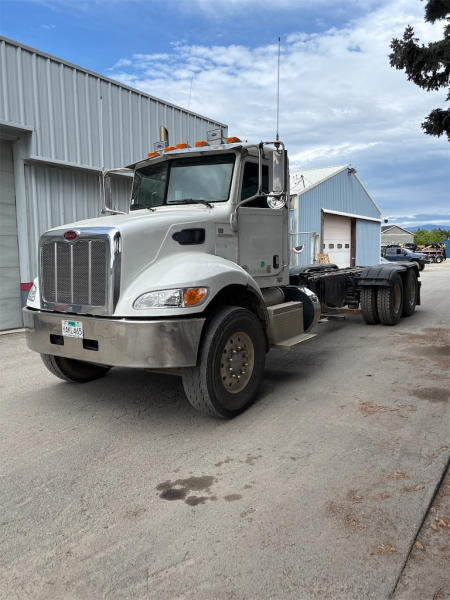 Photo of a 2011 Peterbilt 348